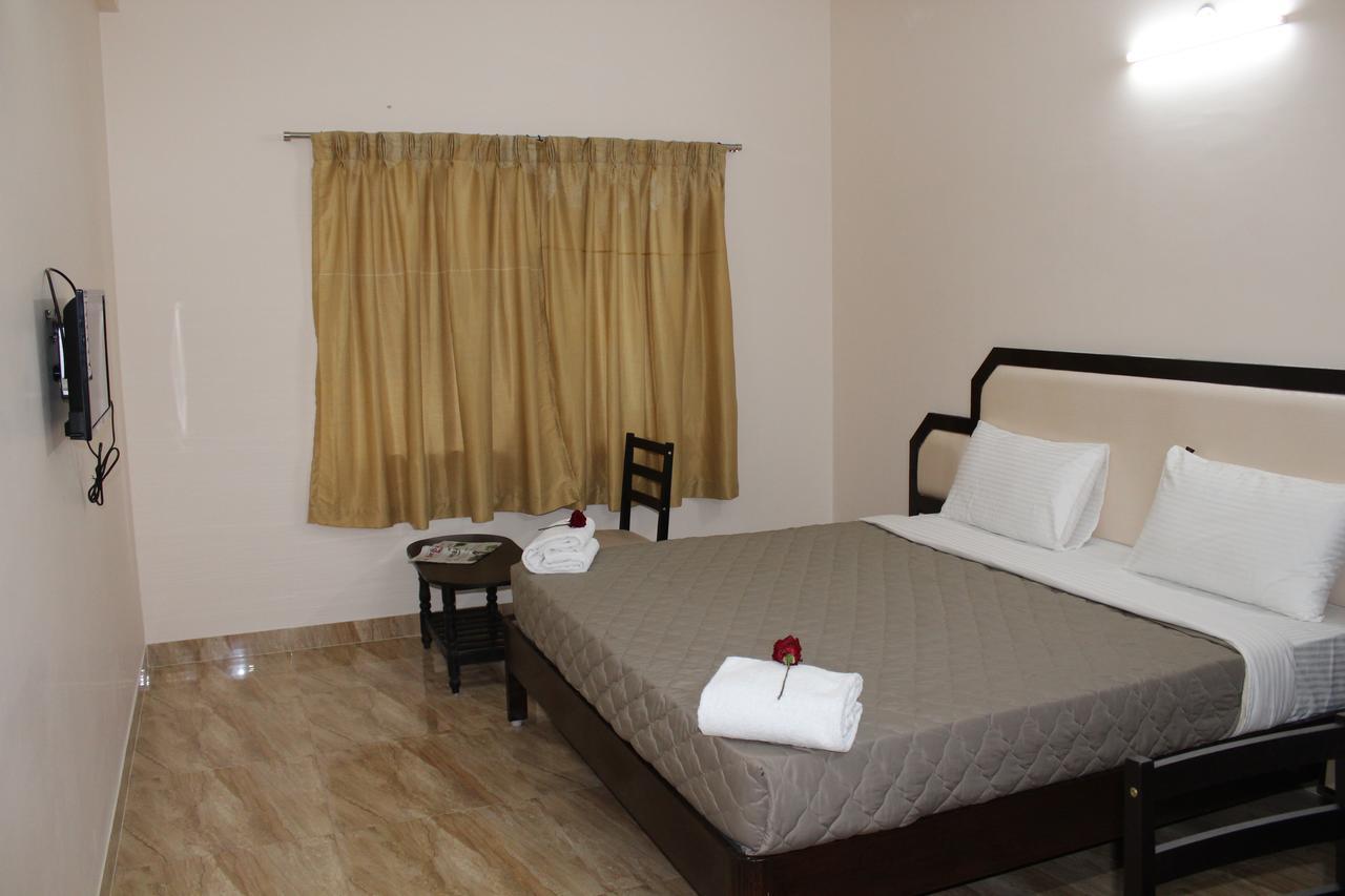 Hotel Jaidharshini Palace Кумбаконам Экстерьер фото